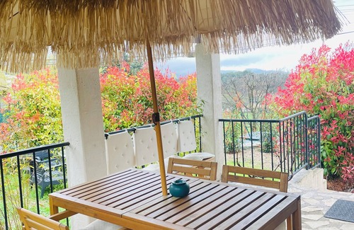 Callas House | In a quiet setting, single-storey house overlooking the lush greenery of the Var.