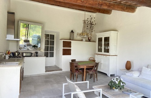 Pierrerue House | In a very huge Provencal landscape, you will hear silence and cicadas