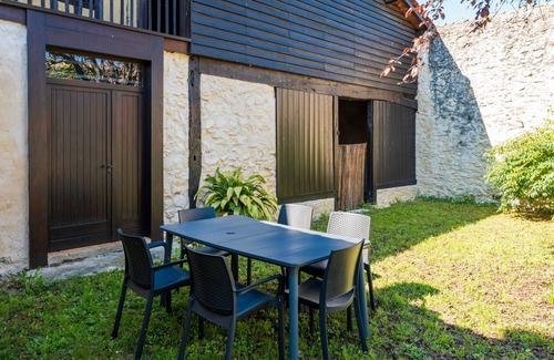 Creon-dArmagnac House | In a Wing of an Old Manor House