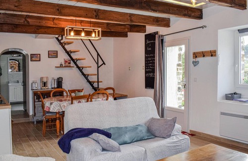 Lezardrieux House | In a wonderfully quiet location welcomes you this inviting vacation home.