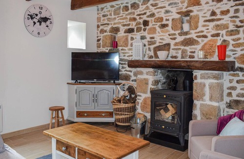 Lezardrieux House | In a wonderfully quiet location welcomes you this inviting vacation home.