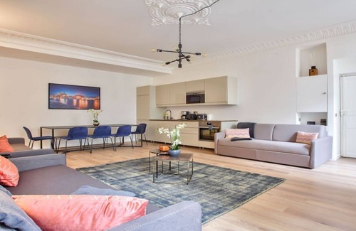 Champs-Elysees Apartment | IN AN ELEGANT SETTING AND FLOODED WITH LIGHT – CHAMPS ELYSEES -RUE JEAN MERMOZ