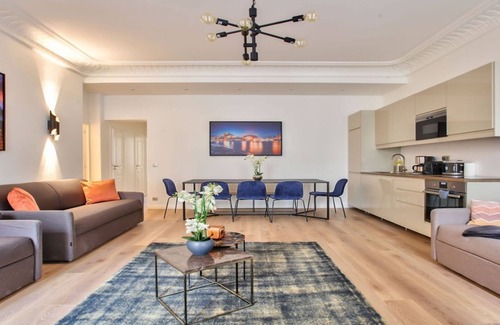 Champs-Elysees Apartment | IN AN ELEGANT SETTING AND FLOODED WITH LIGHT – CHAMPS ELYSEES -RUE JEAN MERMOZ