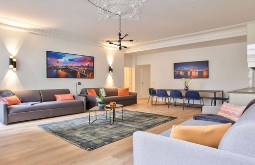 Champs-Elysees Apartment | IN AN ELEGANT SETTING AND FLOODED WITH LIGHT – CHAMPS ELYSEES -RUE JEAN MERMOZ
