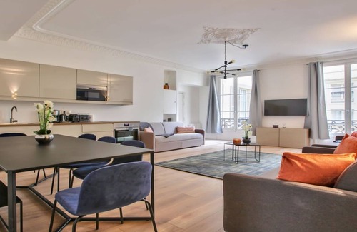 Champs-Elysees Apartment | IN AN ELEGANT SETTING AND FLOODED WITH LIGHT – CHAMPS ELYSEES -RUE JEAN MERMOZ