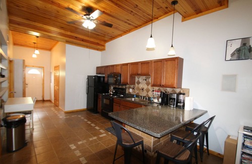Athens Apartment | In Athens 2-bedroom apartment FREE Parking, FREE WiFi, FREE Washer/DRYER, sweet!
