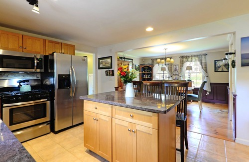 North Kingstown House | IN-GROUND POOL, Close to Beach/Vineyards, Wickford, Newport & Narragansett
