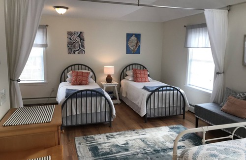 Narragansett Pier House | In heart of Historic Narragansett Pier, easy walk to beach, restaurants & shops!