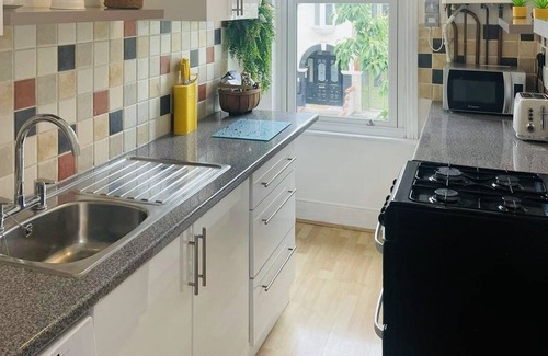 Leigh-on-Sea Apartment | In heart of Leigh on sea, full of trendy bars, restaurants & boutiques.