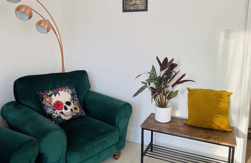 Leigh-on-Sea Apartment | In heart of Leigh on sea, full of trendy bars, restaurants & boutiques.