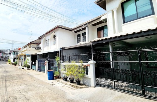 Ratchadaphisek House | In the central of the city, close to convenience stores and transportation hubs.
