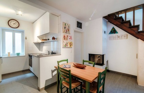 Bissone Apartment | In the characteristic village of Bissone (Casa In Contrada)