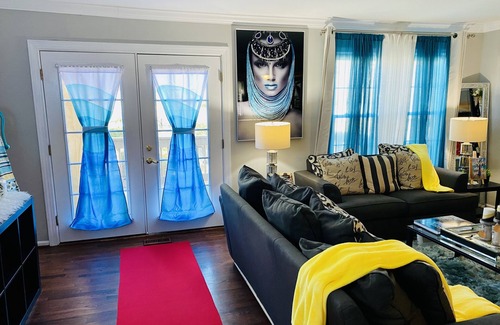 Montgomery Village House | In the DC-VA-MD area? Stay in lux and comfort at the Beautiful Empress Lounge