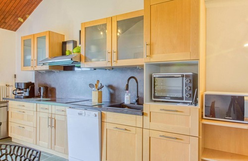 Latronquiere House | In the green center of France welcomes you this spacious vacation home.