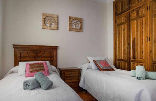 Setenil de las Bodegas House | In the heart of Andalusia, this spacious finca with swimming pool welcomes you in a quiet landscape.