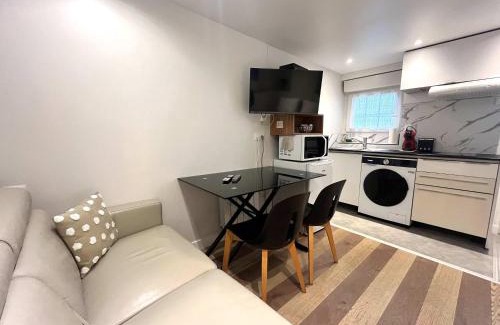 Saint-Germain-en-Laye Apartment | In The Heart Of The City - Cosy Studio - Close to RER