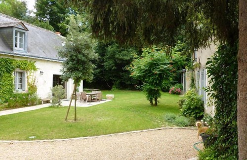 Veretz House | in the heart of a historic village of Touraine, with large garden and grove.