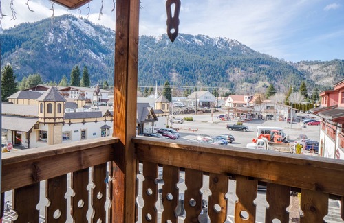 Leavenworth Apartment | In the heart of downtown - Front Street - Leavenworth's main shopping/dining street