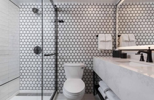 Charleston Historic District Hotel | In the Heart of Downtown Charleston! Walk to King Street, w/Outdoor Pool