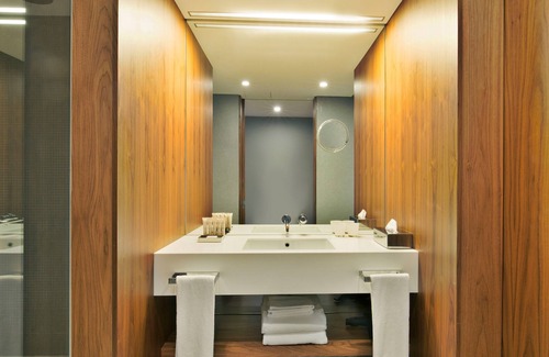 Santo Antonio Hotel | In the Heart of Lisbon, Full Kitchen, Rooftop Sundeck, Onsite Jacuzzi!