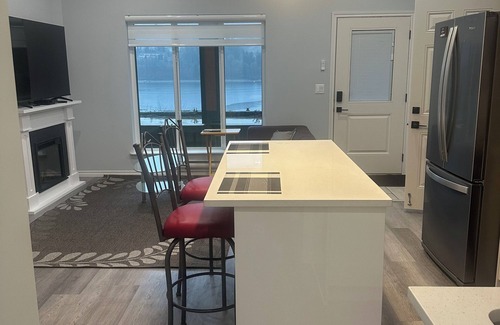 Port Moody House | In the Heart of PoMo a site of Tranquility and Modern living - Cozy and COMFY!