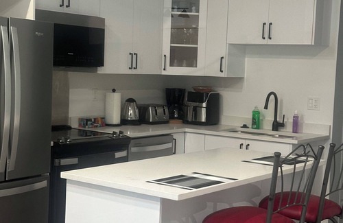 Port Moody House | In the Heart of PoMo a site of Tranquility and Modern living - Cozy and COMFY!