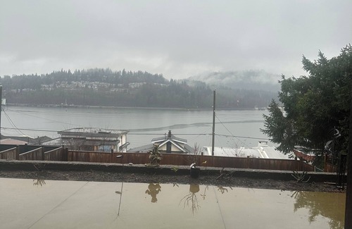 Port Moody House | In the Heart of PoMo a site of Tranquility and Modern living - Cozy and COMFY!