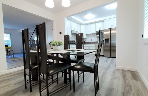 North of Wilshire House | In the heart of Santa Monica 2 bedroom & 2 1/2 bathroom Townhome + prvt parking