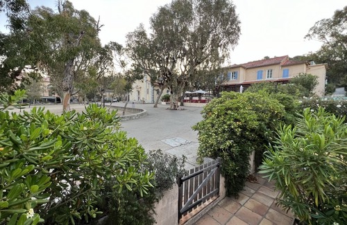 Porquerolles Apartment | In the heart of the village, luxury studio 17m2, flowered terrace 9 m2, air conditioning