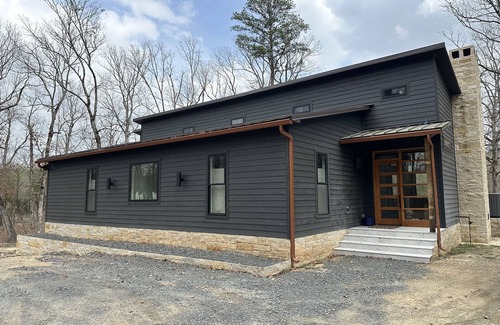 Athens Cabin | In the heart of the Solar Eclipse, Brand New 2024, Riverside Privacy in Nature.