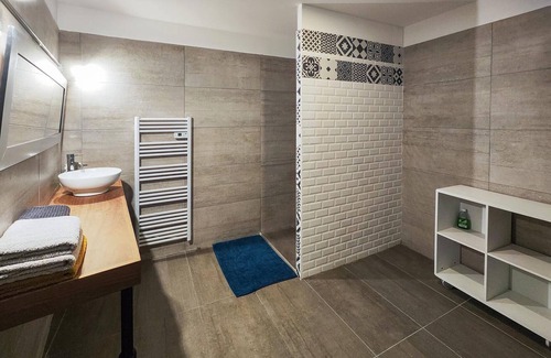 Capestang House | In the heart of the village of Capestang, this modern and comfortable vacation home welcomes you.