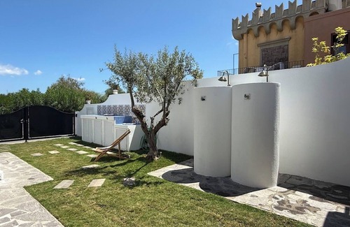 Vulcano Porto Villa | In the 'navel of the Mediterranean, between sea sun and wind, you do everything on foot.