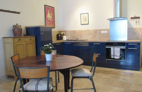 L'Isle-sur-la-Sorgue Apartment | In the very HEART of old town, a serene and sophisticated Provençal appartement