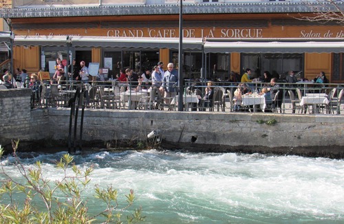 L'Isle-sur-la-Sorgue Apartment | In the very HEART of old town, a serene and sophisticated Provençal appartement