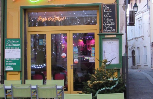 L'Isle-sur-la-Sorgue Apartment | In the very HEART of old town, a serene and sophisticated Provençal appartement