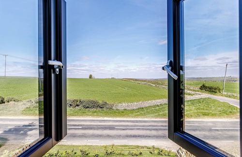 Shipton under Wychwood Cottage | In this stunning cottage, the serene country life of Cotswold awaits you.