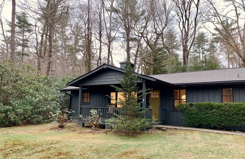 Highlands House | IN TOWN! 2 Blocks From Main Street. 2 Bedrooms/2 Baths. Free WiFi. Sleeps 4.