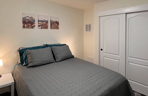 Buena Vista House | In-town entire house 2-bed/2-bath walk to Main St. STR-253