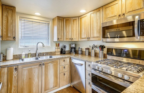 Telluride House | In-Town Townhome, ski-in-out. Walk to everything - 2BD-2.5BA, Laundry- shuttle