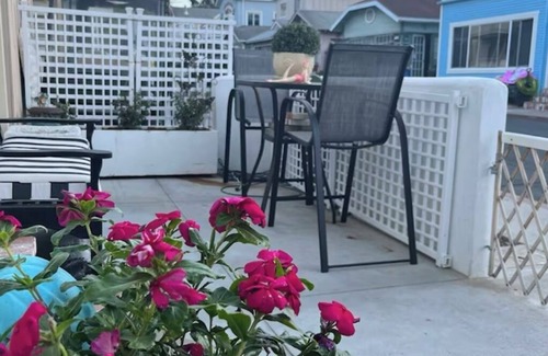 Avalon House | In town & WALK TO BEACH. nA 2-Story, 986 sq ft family & pet friendly townhome.