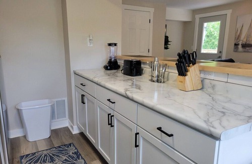 Madison Apartment | In-Unit Laundry, A/C, Free Parking, Dishwasher.