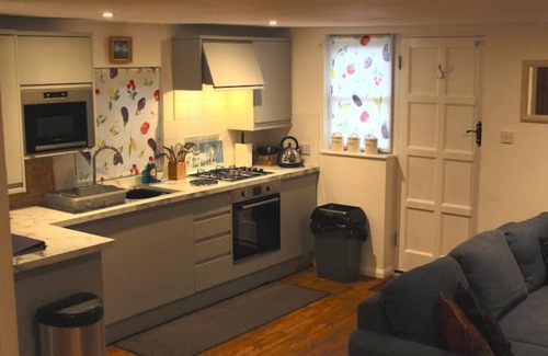 Cookham Dean Cottage | Inclusive, child-friendly, dogs welcome, garden area, near pubs/river/golf