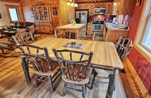 Warrensville Cabin | Incommunicado-Open for Bookings! Hot Tub, Pool Table, Wi-Fi, Fire Pit