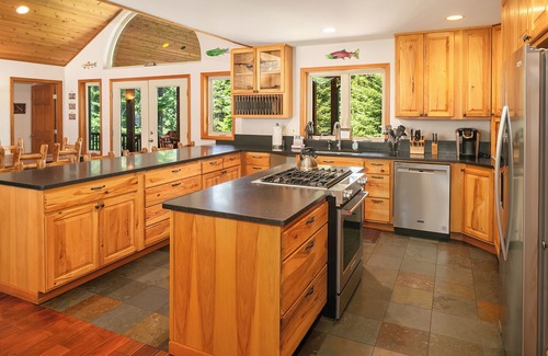 Cle Elum House | Incredible Aspen Lodge! Year Round Specials | Hot Tub | Sledding Hill | 5 AC