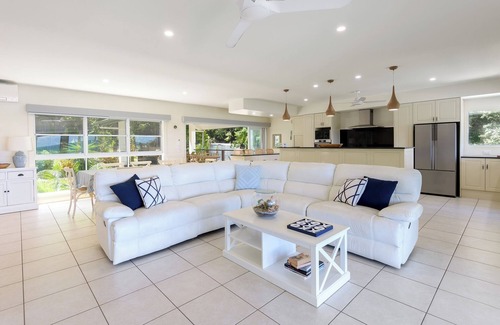 Oak Beach House | Incredible Beachfront home, 10 min to Port Douglas