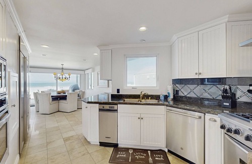 Hollywood Beach House | Incredible beachfront home with furnished patio, balcony & free WiFi