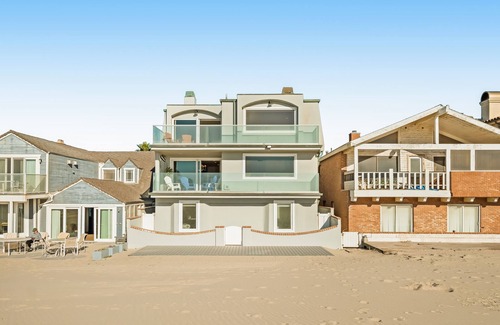 Hollywood Beach House | Incredible beachfront home with furnished patio, balcony & free WiFi