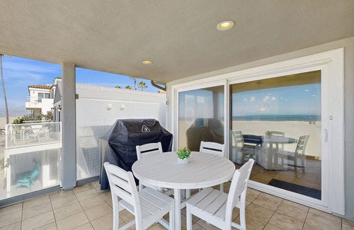 Hollywood Beach House | Incredible beachfront home with furnished patio, balcony & free WiFi
