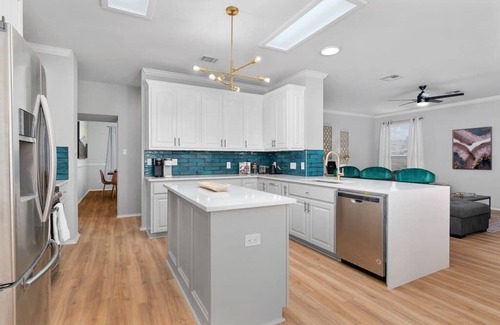 Pflugerville House | Incredible Heated Pool/HotTub! Gameroom-Movieroom!