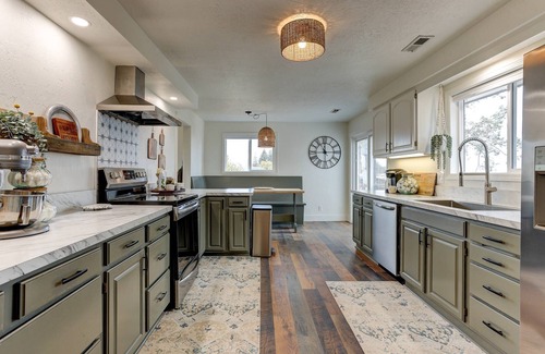 Redmond House | Incredible Historic Reindeer Ranch, Hot Tub, Dog Friendly, Chef's Kitchen, Huge Deck w/BBQ, & More